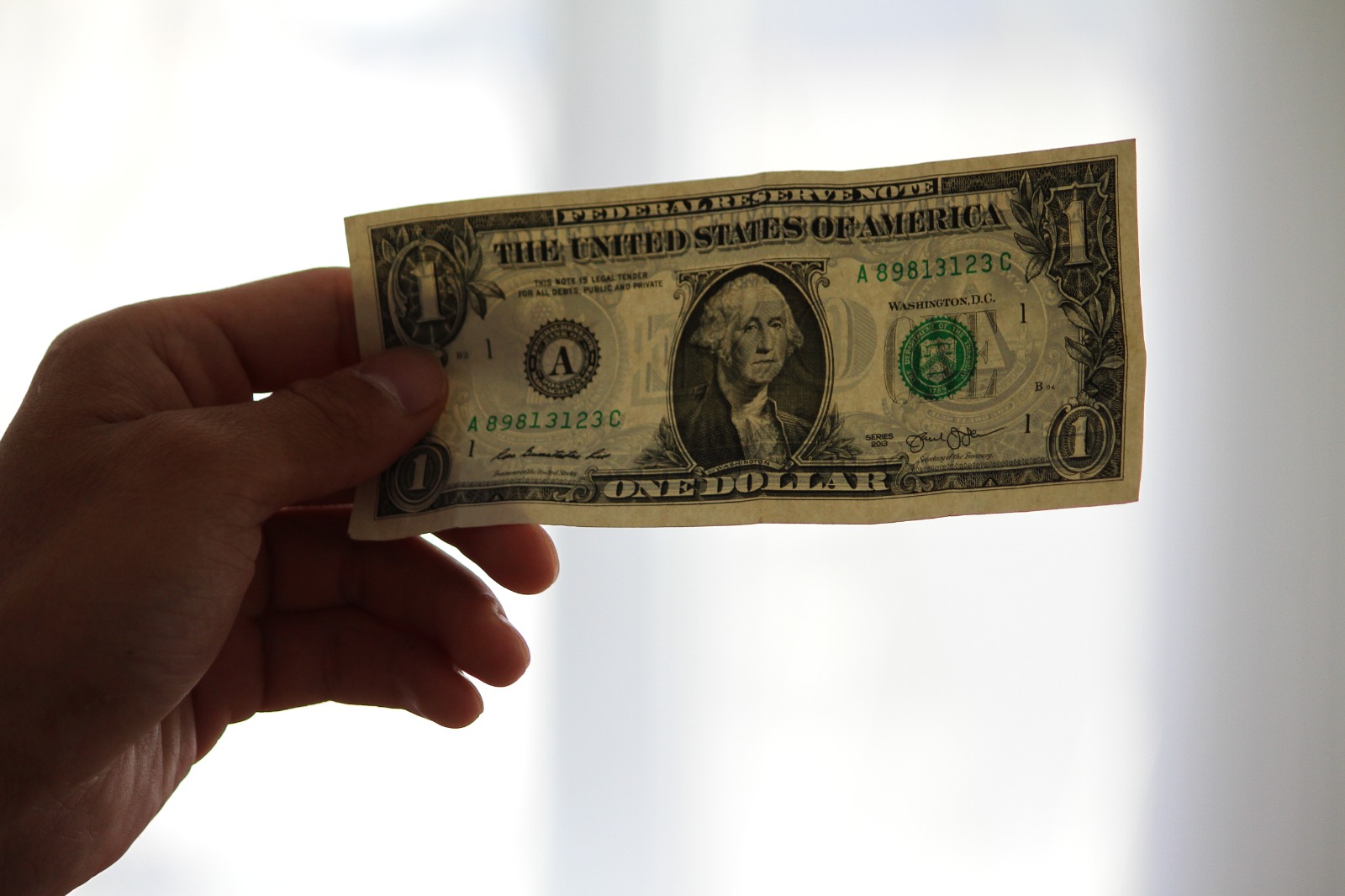 Доллар подешевел на 3 тенге в Казахстане